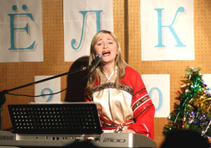 今月の表紙：ヨールカ祭で歌う歌手のマリーナ･ルザエヴァさん