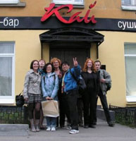 ムルマンスクの寿司バー「Кай」の前で
