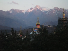 カザフスタン・アルマトイ　教会と天山山脈 