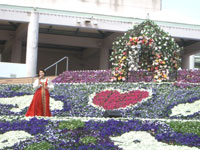 山之内重美さんが美しい花壇の中でロシアの唄を披露