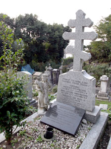 今月の表紙：日本にバレエを伝えたロシア人バレリーナ　エリアナ・パブロバの墓（横浜外国人墓地にて）