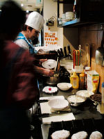 レストラン厨房の様子