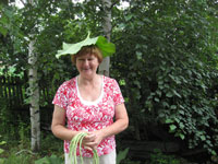 ふきの葉っぱの帽子をかぶって