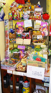 横浜平和と労働会館１階・当協会新事務所の商品陳列棚