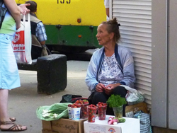 苺を売るおばあちゃん