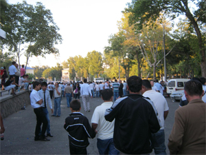 続々と入場するウズベキスタン人たち