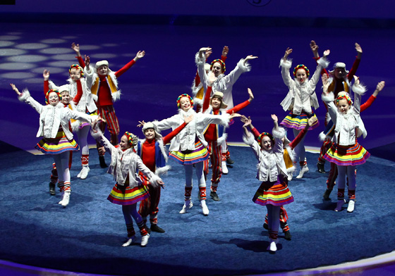 世界ジュニアフィギュアスケート選手権　オープニングの演技