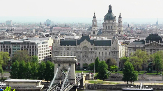 ブルタヴァ河の鎖橋と大聖堂