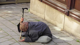 見るからに哀れなおバーさんだが…