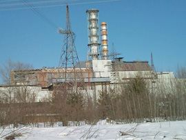雪で屋根が崩れたチェルノブイリ原発建屋