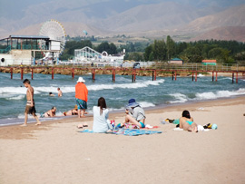 キルギス・イシククル湖での水浴