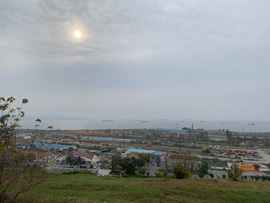 「白鳥の丘」から一望するナホトカの街