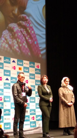 サマル・イェスリャーモワ（中央）