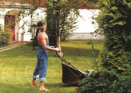 ダーチャで庭の手入れをするレオンティエフ