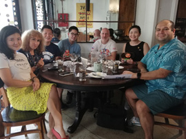 筆者のテーブルでの記念写真（筆者は左から4番目）