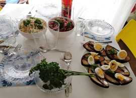 エレーナ・コンドラシキナ先生お手製のロシア料理を囲んで歓談も