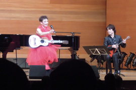 加藤登紀子（歌）と北川翔（バラライカ）