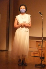 司会の佐野真澄さん（会員）