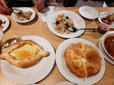 プロフ（奥）、アジャルリ・ハチャプリ（手前左）、イメルリ・ハチャプリ（手前右）