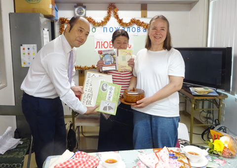 リューバさん（右）へプレゼント