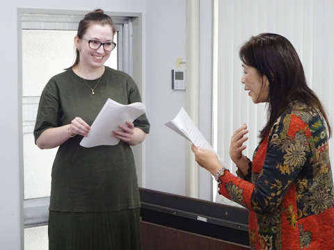 アナスタシヤ先生（左）と安達先生の寸劇