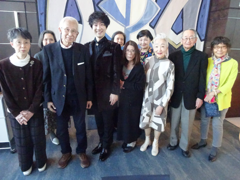 横浜ファンクラブと田中正也氏（中央）