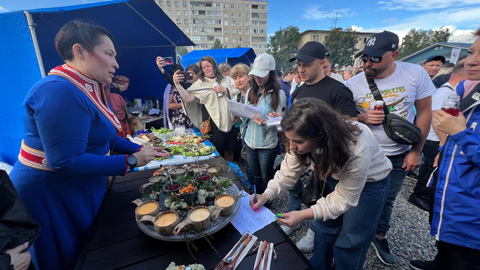 ムルマンスク市近郊のトゥロマ村で開催された国際世界の少数民族の日イベントで民族料理ウハーなどを振舞うサーミ人