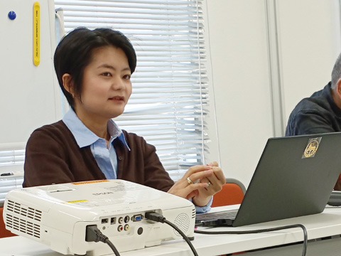 報告する谷川ひとみ氏