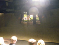 ���[�S�U�[�p�h����̕���i���𗧂ĂĂ���j