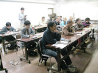 �u����u���V�A�o�ς͂ǂ��֌������Ă��邩�v