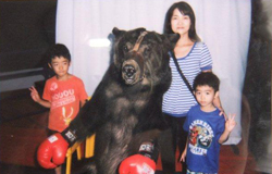 熊と一緒に記念撮影