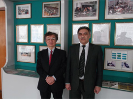 人格温厚な博士号をもつ学長