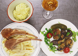 チェチェン＆グルジア料理　右上から時計回りに　ハルヴァ、なすの前菜、ジジ・ガルナシ、マッシュポテト