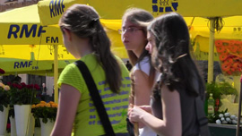 露天の花屋と少女たち