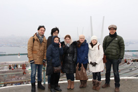 ガイドの学生さんたちと記念写真