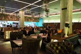  レストラン「セルフィー」