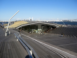 大桟橋ターミナル「くじらのせなか」