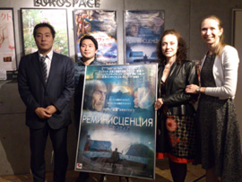 左端：井上雅貴監督、右端：井上イリーナプロデューサー