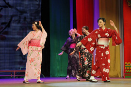 祭典«Праздник дружбы»で「東京音頭」を披露